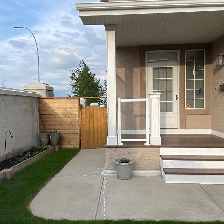 Ming'S Homestay Calgary Exterior photo