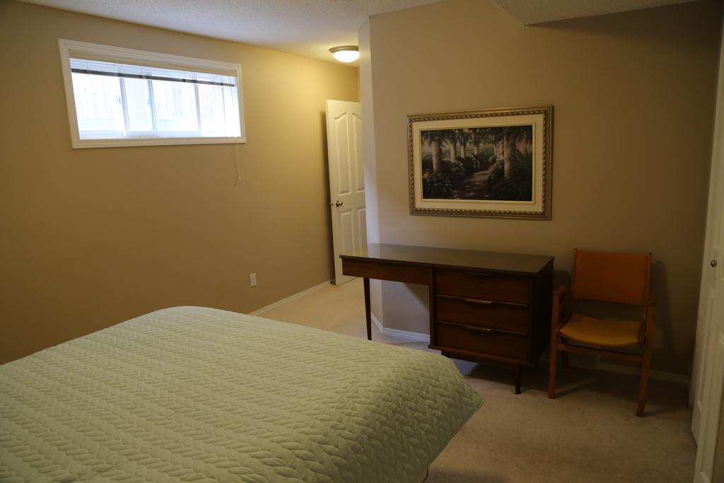 Ming'S Homestay Calgary Exterior photo